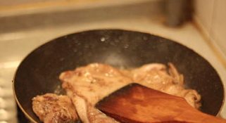 日式照烧鸡排饭,用铲子一直均匀的按压鸡腿,让里面的油分和残留的血水一点点的出来