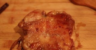 日式照烧鸡排饭,将煎至好的鸡腿肉并沥干汤汁放在案板上