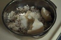 八宝饭,出锅趁热拌入白糖和猪油拌匀待用。
