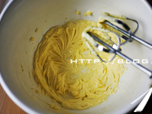 黑啤蛋糕,提前将<a style='color:red;display:inline-block;' href='/shicai/ 887'>黄油</a>放入室温放软，然后用打蛋器搅打至颜色发白。