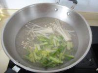 鱿鱼藕片麻辣香锅,锅内水开后把芹菜和金针菇焯水后捞起