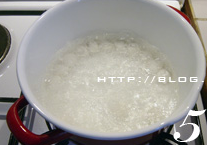 糖不甩,将汤圆放入沸水中煮熟（浮起后再略煮一会儿即可），捞出放入糖浆中拌匀略煮。
