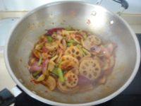 鱿鱼藕片麻辣香锅,倒入芹菜，洋葱和藕片煸炒出香味至断生