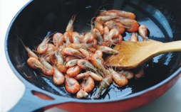 油爆小河虾,锅里倒油烧热，放入虾爆炒几下后盛出沥油，再将油烧热，放入虾煸炒至变色后盛出。