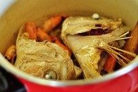 鱼头鲜虾豆腐汤,把鱼头和虾头放入锅中，鱼头一面呈浅金黄色的时候翻面煎另外一面，虾头就炒一炒压一下，把里面的味道弄出来（这话描述得很粗旷哈）