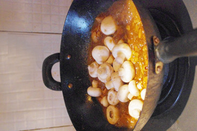 柬埔寨黑椒鸡肉饭,在炒好的鸡肉中，加入热水，水量为肉块的2/3，烧开后撇净浮沫，若水量不够，此时可以稍加，然后下入蘑菇。根据你的口味补充盐和糖。大火烧开后，转小火10分钟。