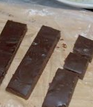 抹茶松露巧克力,7、取出冷藏过的巧克力，用刀切成方块