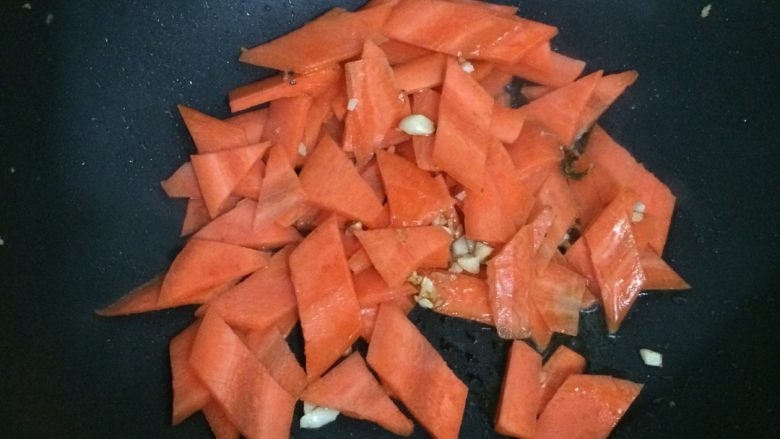 胡萝卜炒杏鲍菇,锅烧热，加油，放入胡萝卜翻炒片刻，加入杏鲍菇