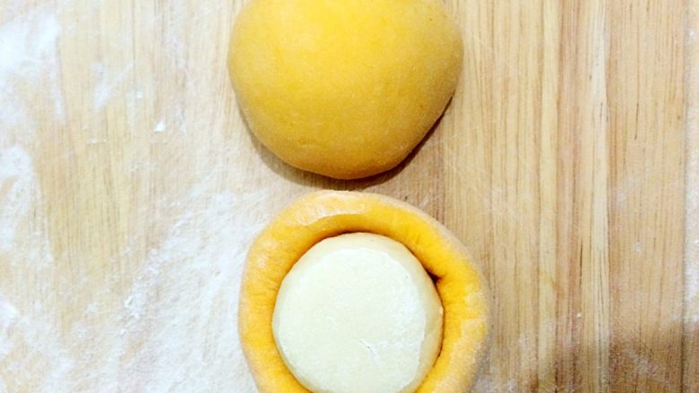南瓜窝头,白色面球抹上一点油，用黄色的面皮包起来，捏成小碗的形状