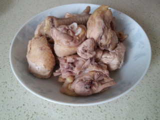温补香菇鸡汤,将鸡块捞出，冲掉上面的浮沫和杂质