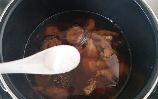 温补香菇鸡汤,待听到哔哔声提示后，打开锅盖。放少许盐调味即可