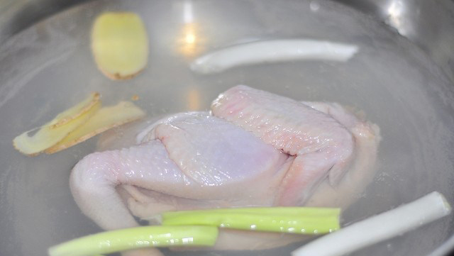 当归茯苓山药土鸡汤,锅里加入清水，放入鸡、葱、姜、料酒，大火煮开，撇去浮沫。捞起后，用清水冲洗掉表面的血沫