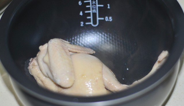 当归茯苓山药土鸡汤,将清洗好的鸡放入苏泊尔电饭煲，放入中药。加入适量的清水。（一次加够，中途不能再加入水。否则味道不醇厚）