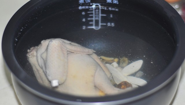 当归茯苓山药土鸡汤,接上电源，按下煲汤键。时间到了以后，就可以食用了。（可以用泡好的菊花和枸杞点缀）
