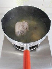 酸菜汆白肉,大火烧开后撇净浮沫，转中火炖煮20-30分钟。