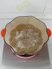 酸菜汆白肉,大火煮开后转中火炖煮10分钟就可以了。