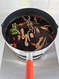 卤鸭舌,处理好的鸭舌放入卤汁锅，中火煮15分钟后就可以关火。