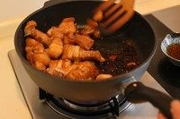 梅干菜蒸肉,倒入准备好的混合酱油翻炒使其上色。