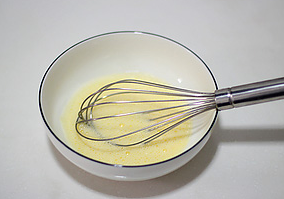 红枣司康,鸡蛋液打散，同牛奶混合搅拌均匀。