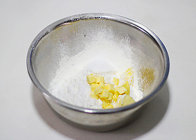 红枣司康,低筋面粉、白砂糖、盐、泡打粉混合，加入室温软化的黄油丁。