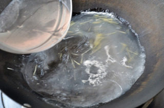 黄瓜汆里脊肉片,另起锅，放入姜丝，倒入泡肉片的水。