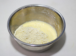 红枣司康,用手将黄油同面粉搓匀，搓好后的效果如图。