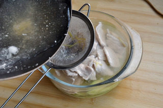 黄瓜汆里脊肉片,把煮开的 汤汁过滤后倒入盛有肉片和黄瓜的碗里。