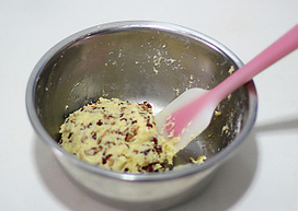 红枣司康,加入红枣碎拌匀，装入保鲜袋入冰箱冷藏30分钟。