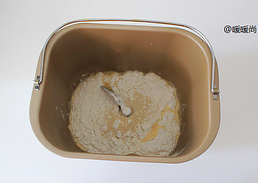 红豆沙面包卷,将除<a style='color:red;display:inline-block;' href='/shicai/ 887'>黄油</a>外的面团材料放入和面桶，注意先放液体材料，同时避免酵母粉直接和糖粉、盐接触，和成表面光滑、可以拉出较粗筋膜的面团。