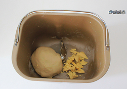 红豆沙面包卷,放入室温软化后的黄油，继续揉至面团到扩展阶段。