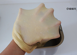 红豆沙面包卷,直到可以拉出透明、不易断裂的筋膜。