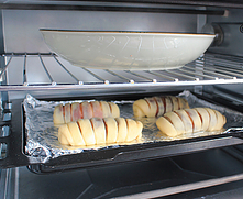 红豆沙面包卷,将整形后的面包放入烤盘，在上层烤架放一盘热<a style='color:red;display:inline-block;' href='/shicai/ 156925'>水</a>，启动发酵功能做最后发酵，时间为40分钟。