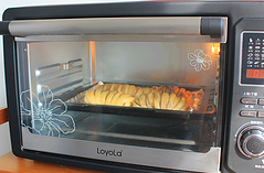 红豆沙面包卷,烤箱提前预热10分钟至170度，放入烤箱中层，上下火烤15分钟即可。
