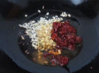 油淋茄子,另起油锅，加少量油，下蒜末爆香，加两大勺郫县豆瓣，炒出红油。