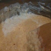 橙香米蛋糕,小火煮40分钟左右，到最后奶会被大米吸收，不停的搅拌防止糊锅，直到变成如右图一样的米糊，关火冷却备用