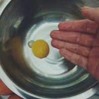橙香米蛋糕,把三个鸡蛋，蛋黄蛋清分离，我是用手分离的，可以移步“史上最简单粗暴分蛋法