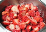 草莓大果肉果酱,再次取出，已经析出糖水，倒入锅中，中火煮沸