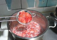 草莓大果肉果酱,捞出草莓，将糖浆熬煮5分钟，保持沸腾的状态