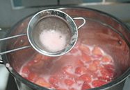 草莓大果肉果酱,打去浮沫，注意搅拌，小火熬煮15分钟，此时容易溢锅，要注意