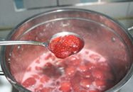 草莓大果肉果酱,倒回草莓，继续熬煮到浓稠，有温度计测量的话为103度，没有就观察状态，约10分钟