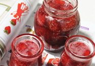 草莓大果肉果酱,趁热装入消毒沥干好的玻璃瓶，加盖密封，倒置30分钟后正放