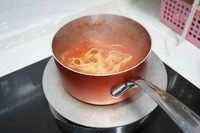 茄汁意面配嫩煎带子,将煮好的意面捞出滤水后加入熬好的番茄酱汁，混合均匀