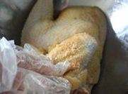烤箱版盐焗鸡,戴一次性手套，将盐姜混合粉抹满鸡的内外上下左右，做个全身马杀鸡~