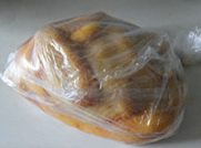 烤箱版盐焗鸡,将抹好的鸡装入保鲜袋密封冷藏腌制5小时以上