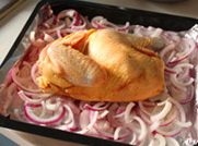烤箱版盐焗鸡,预热的时候烤盘铺锡纸，亚光面朝食物，铺上切丝的<a style='color:red;display:inline-block;' href='/shicai/ 29'>洋葱</a>，取出腌制好的鸡带皮面朝上