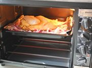 烤箱版盐焗鸡,放入预热好的烤箱中层，烤15-20分钟后取出翻面，再烤10分钟，再翻回正面烤5分钟，最后关掉火力，用预热闷5分钟。