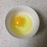 水煎荷包蛋,鸡蛋打在碗里备用.