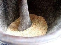 粉蒸肥肠,冷却后的米和花椒大料一起入舂臼，把炒好的米和花椒大料一起磨碎，用手工舂的好处是没有机器摩擦的发热，从而更大限度的保证米和香料的香气。