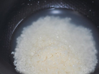 三色鸡肉粥,洗净浸泡的大米放入电饭煲中