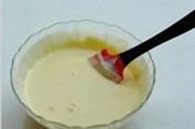 草莓蛋糕卷 ,用三分之一的蛋白放进之前的蛋黄糊中，用刮刀翻拌。